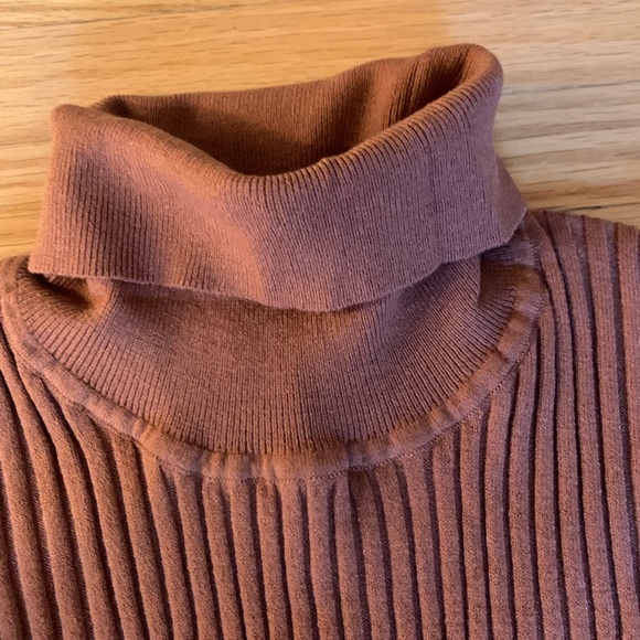 Burt orange turtleneck - Picture 3 of 3